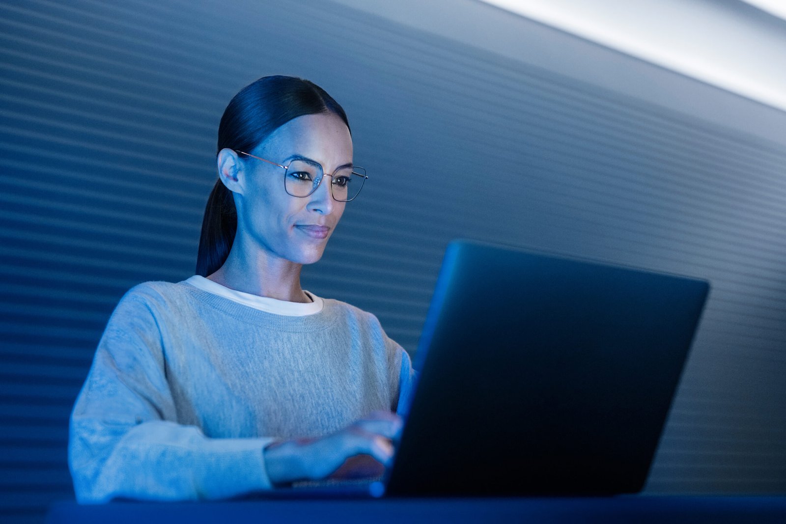 La luz azul nos rodea, todos los días y por todas partes. El debate científico y social sobre si la luz azul es o no es dañina para nuestros ojos está plenamente vigente.